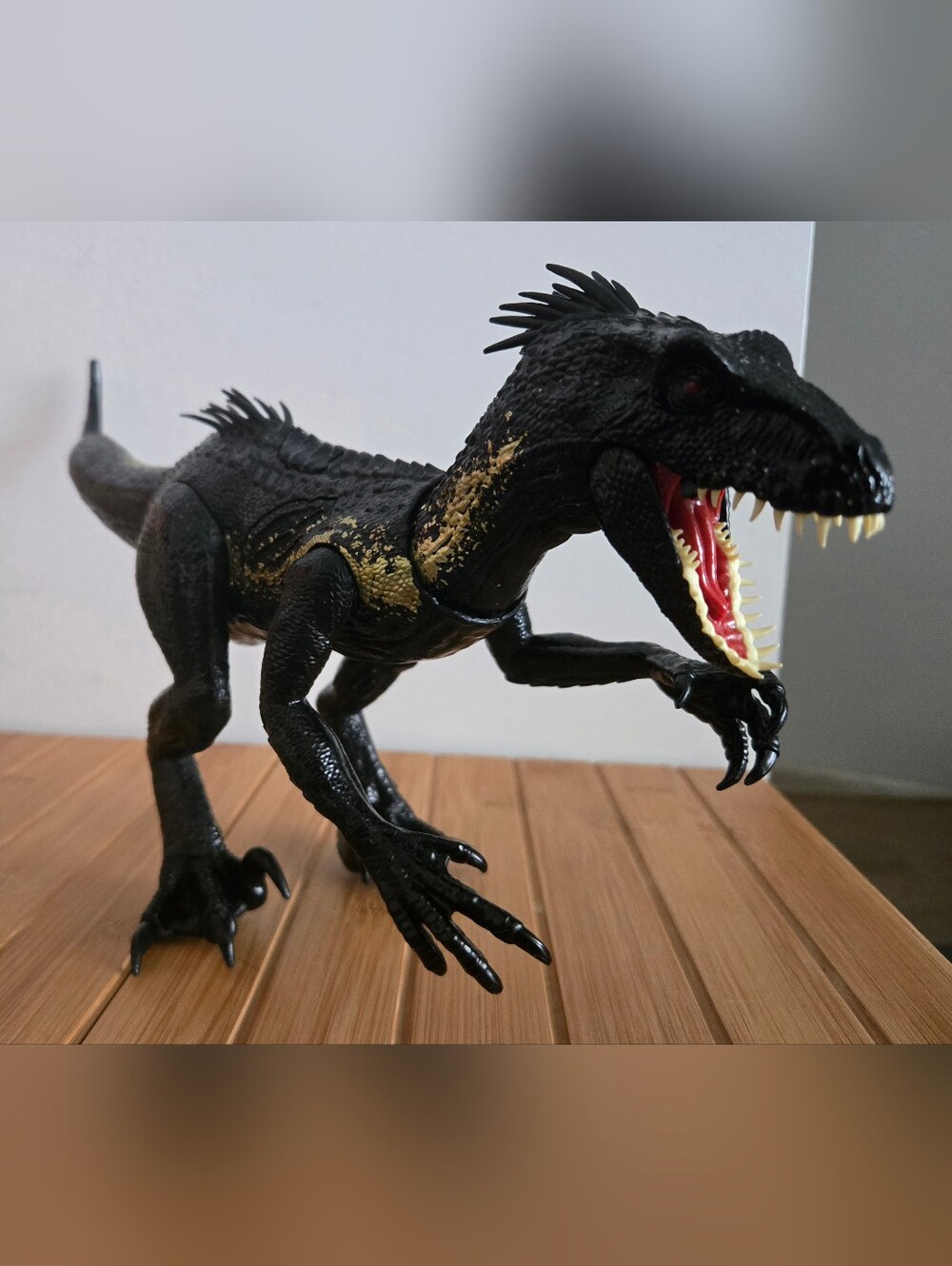 Jurassic World Track 'n Attack Indoraptor Figure